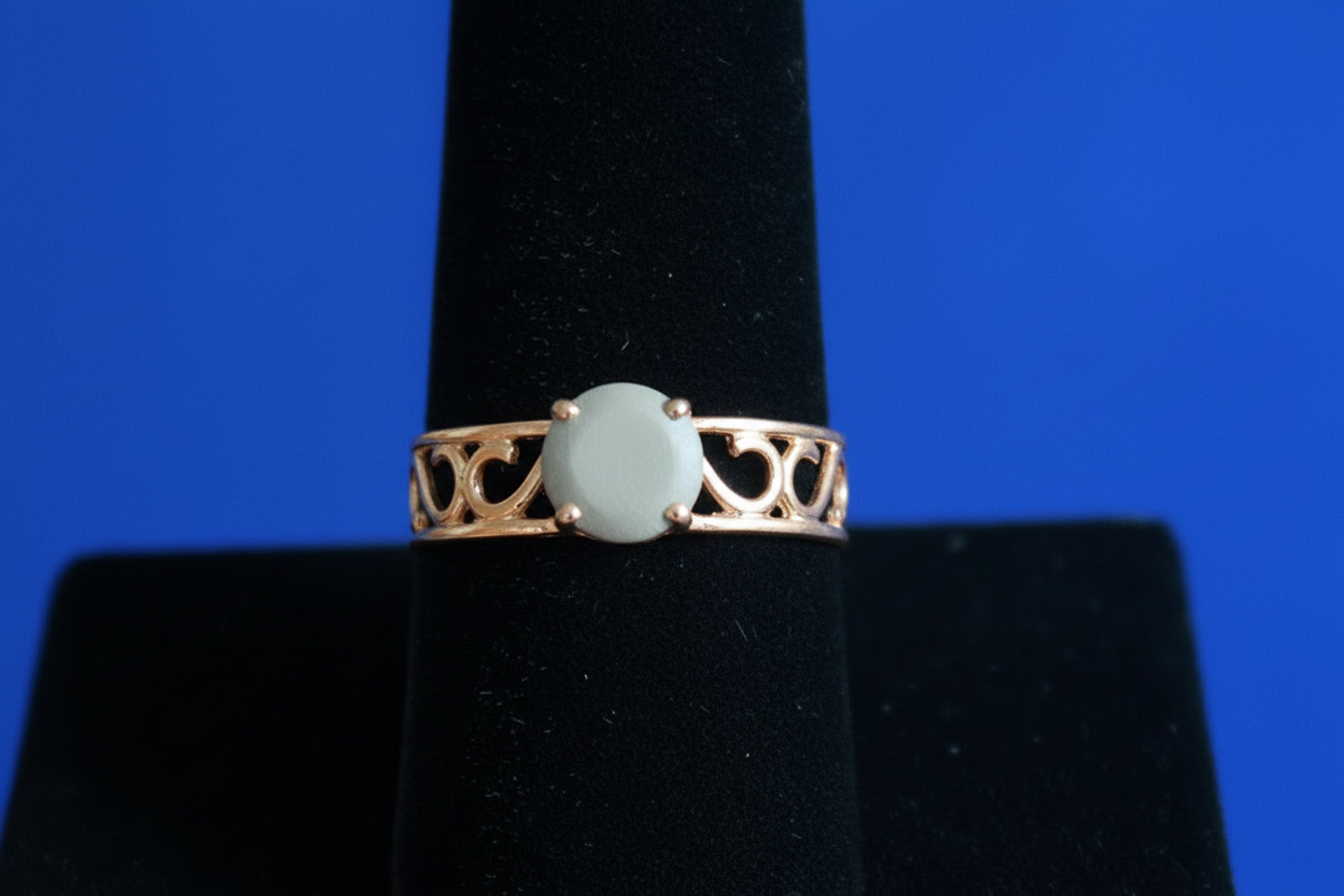 Rose gold lace ring with original gemstone in gray