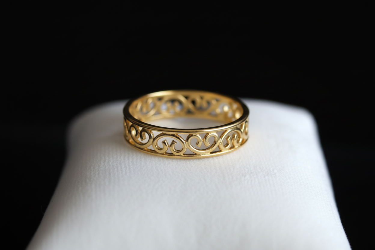 Yellow gold S-link band with solid cushion